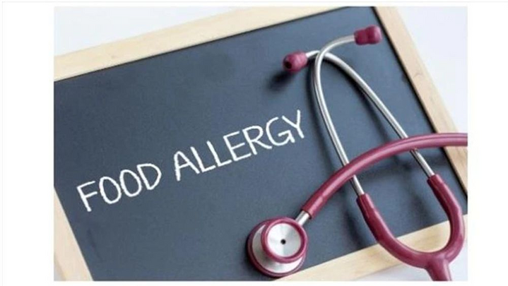 Blackboard with ‘Food Allergy’ written on it with a stethoscope.